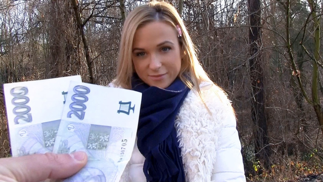 Девушка дает деньги