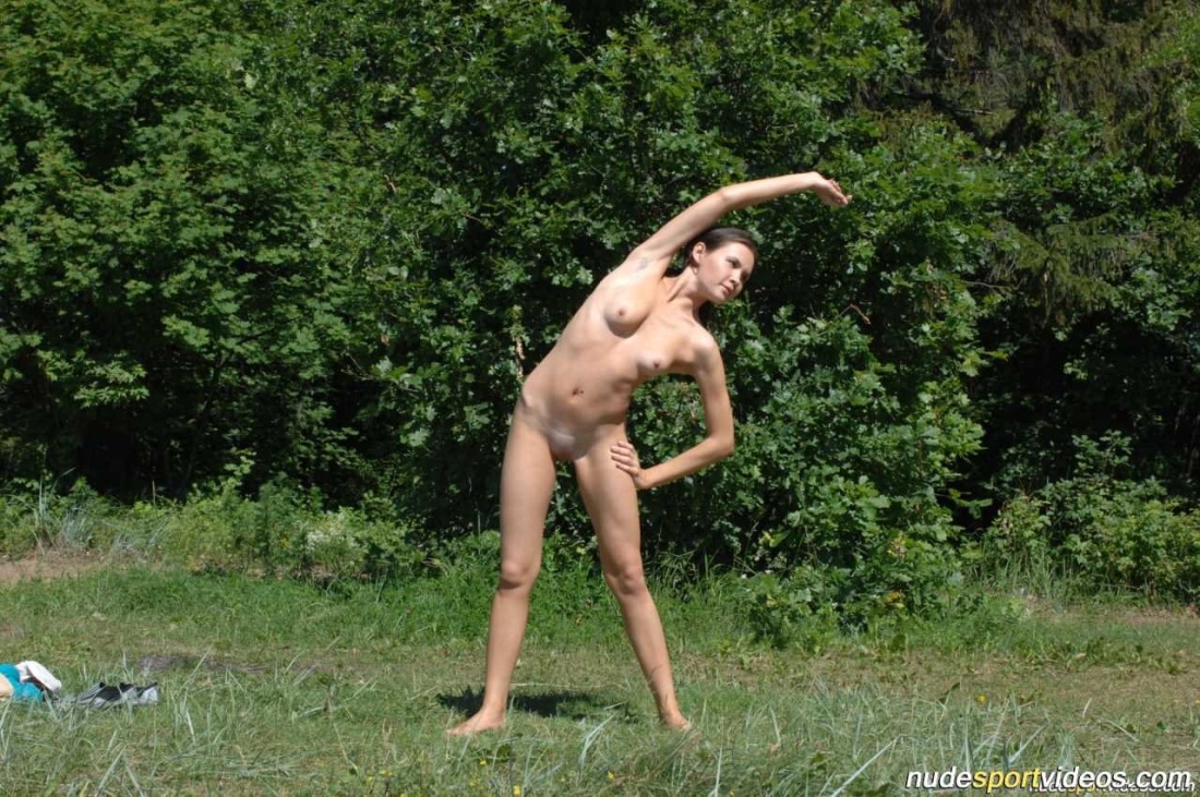 Голая спортсменка на природе