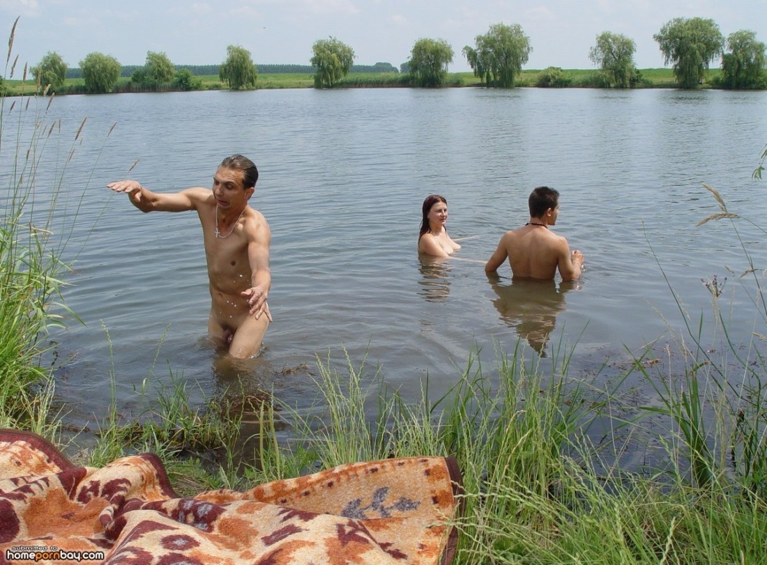 Красивые голые парни на пляже