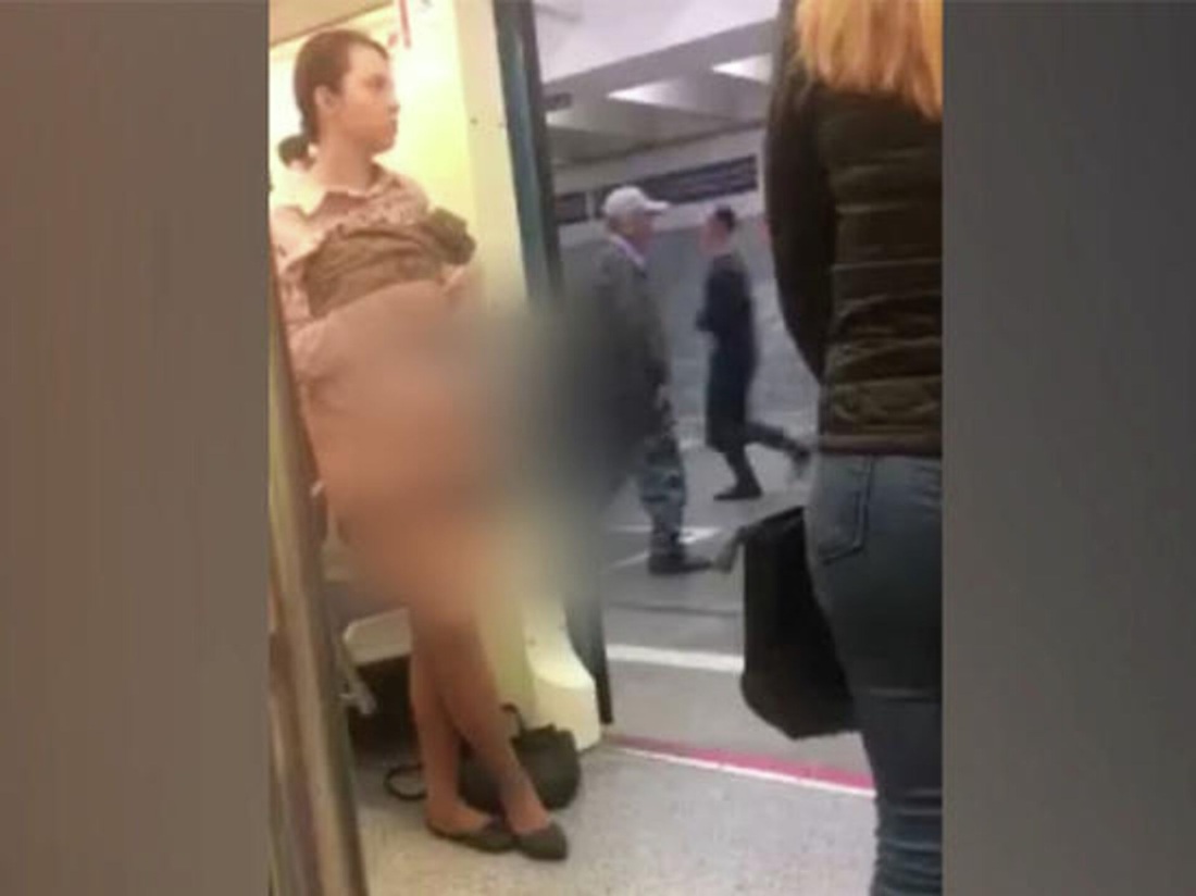Голая фотосессия в метро
