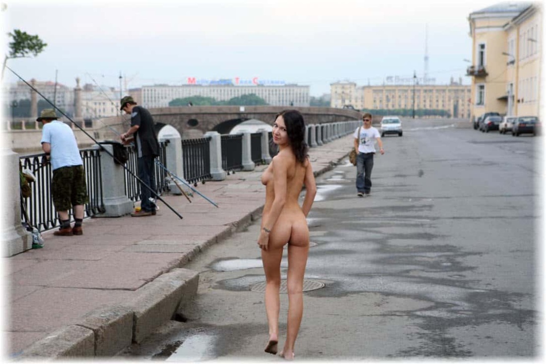 Принудительное обнажение на публике