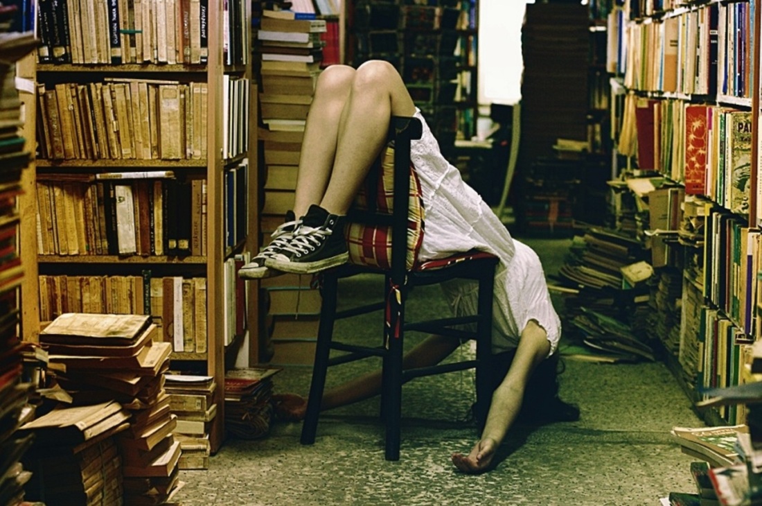 Фотосессия возле стеллажа с книгами девушек