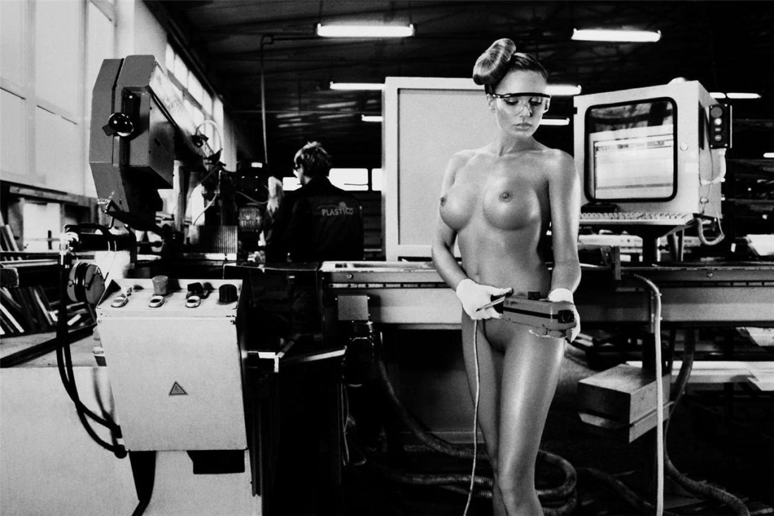 Голая фотосессия на заводе